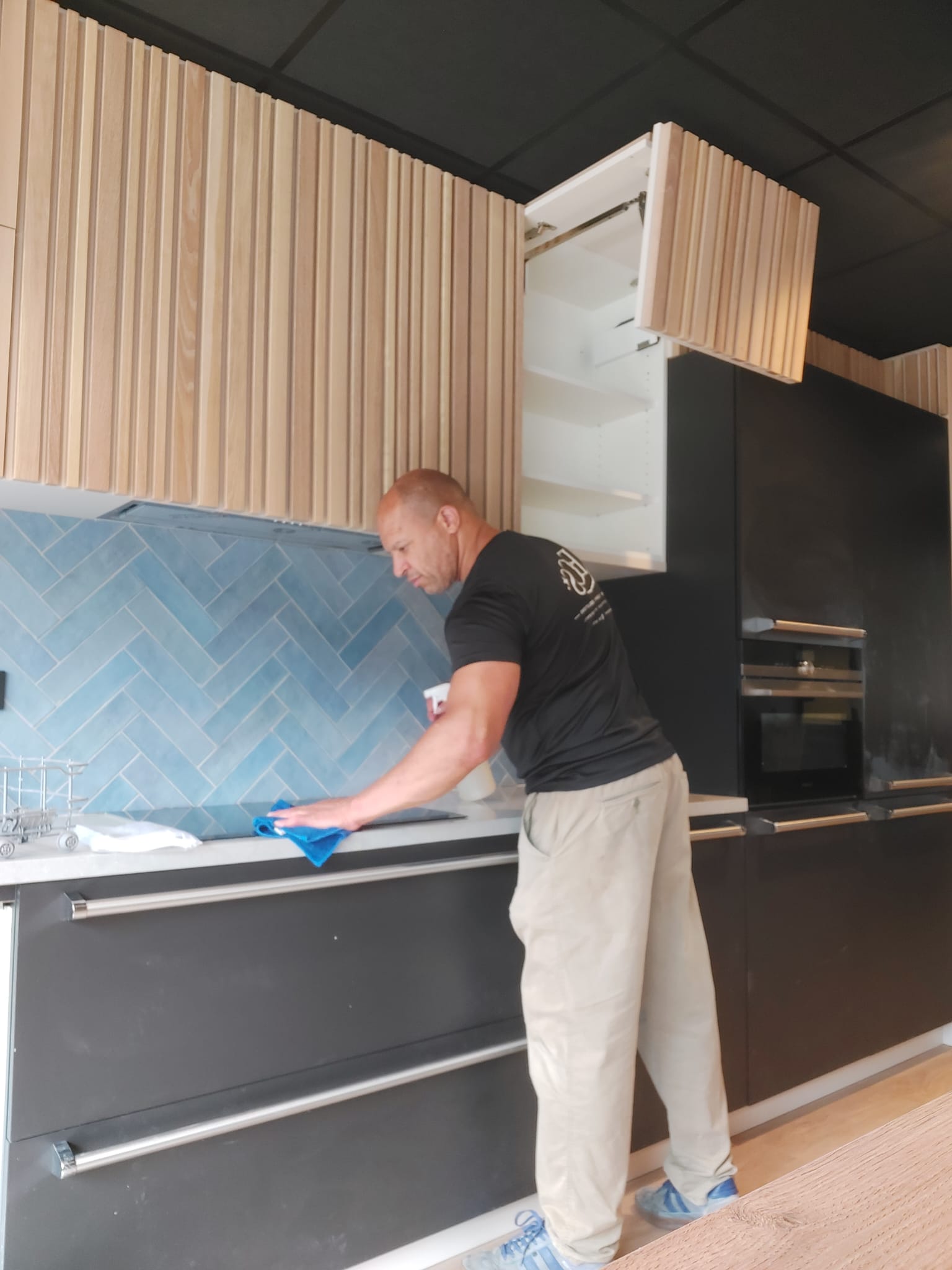 Detailed cleaning of a commercial kitchen